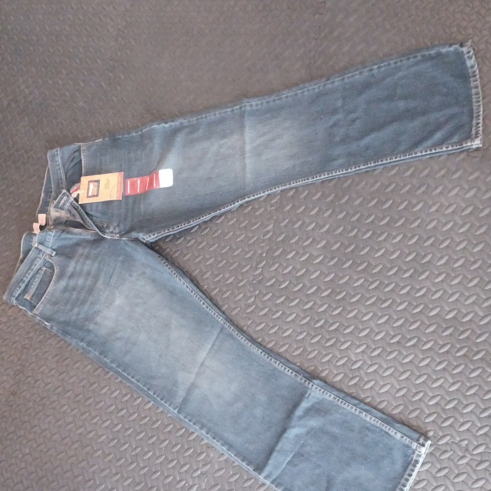 NWT - Wrangler Relaxed Bootcut W36 x L34
